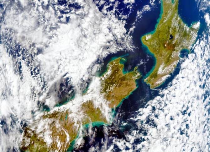 In New Zealand, as in other places shown by NASA, the coasts are surrounded by turquoise edges, a color that can be caused by the presence of sediments from the seabed, churned by waves and tides. These sediments feed populations of small algae which, in turn, are food for phytoplankton. This creates a microscopic and marine menu that gives color to the coasts of New Zealand.