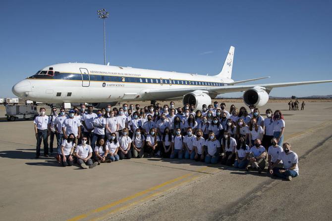 SARP 2020/2021 students in front of the NASA DC-8 aircraft