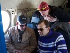 The DMS expert explains the instrument to teachers-in-the-field accompanying the IceBridge flight